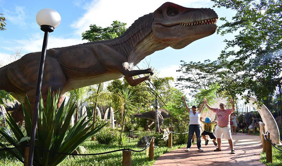 #dicadasemana Dinossauros de filme ganham vida em Olímpia  